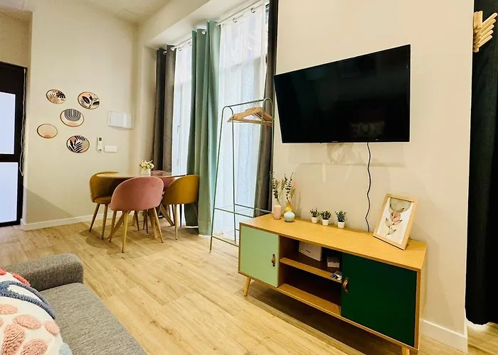Bright & Stylish Flat Close To Center